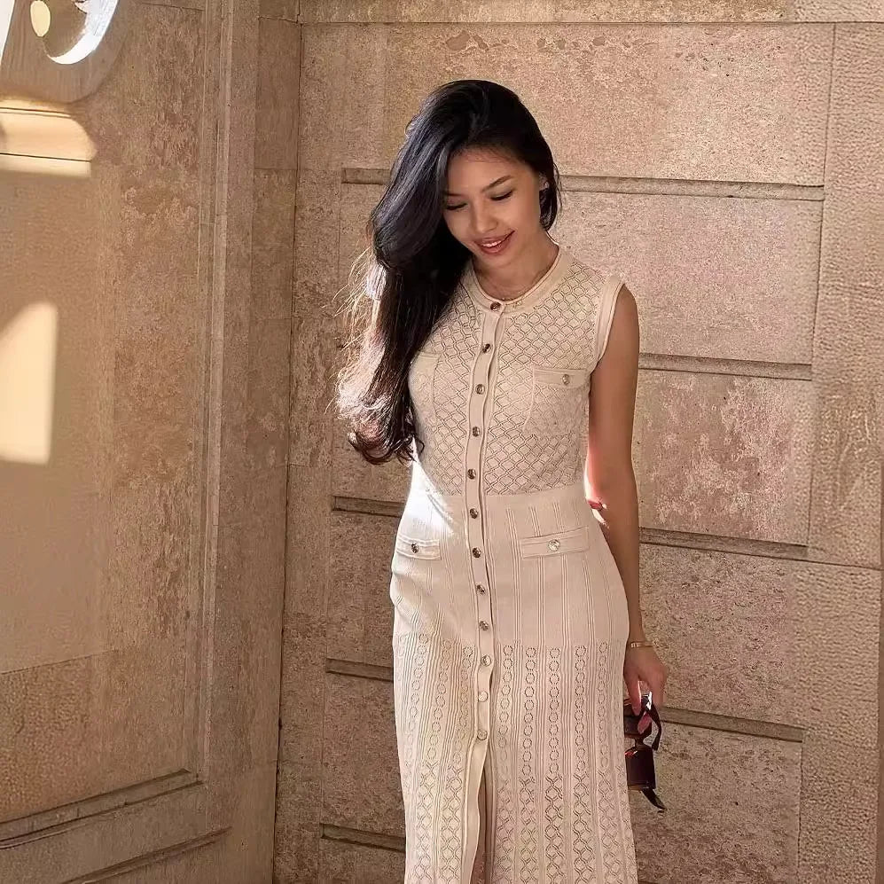 SLEEVELESS KNITTED DRESS WITH ROUND NECK