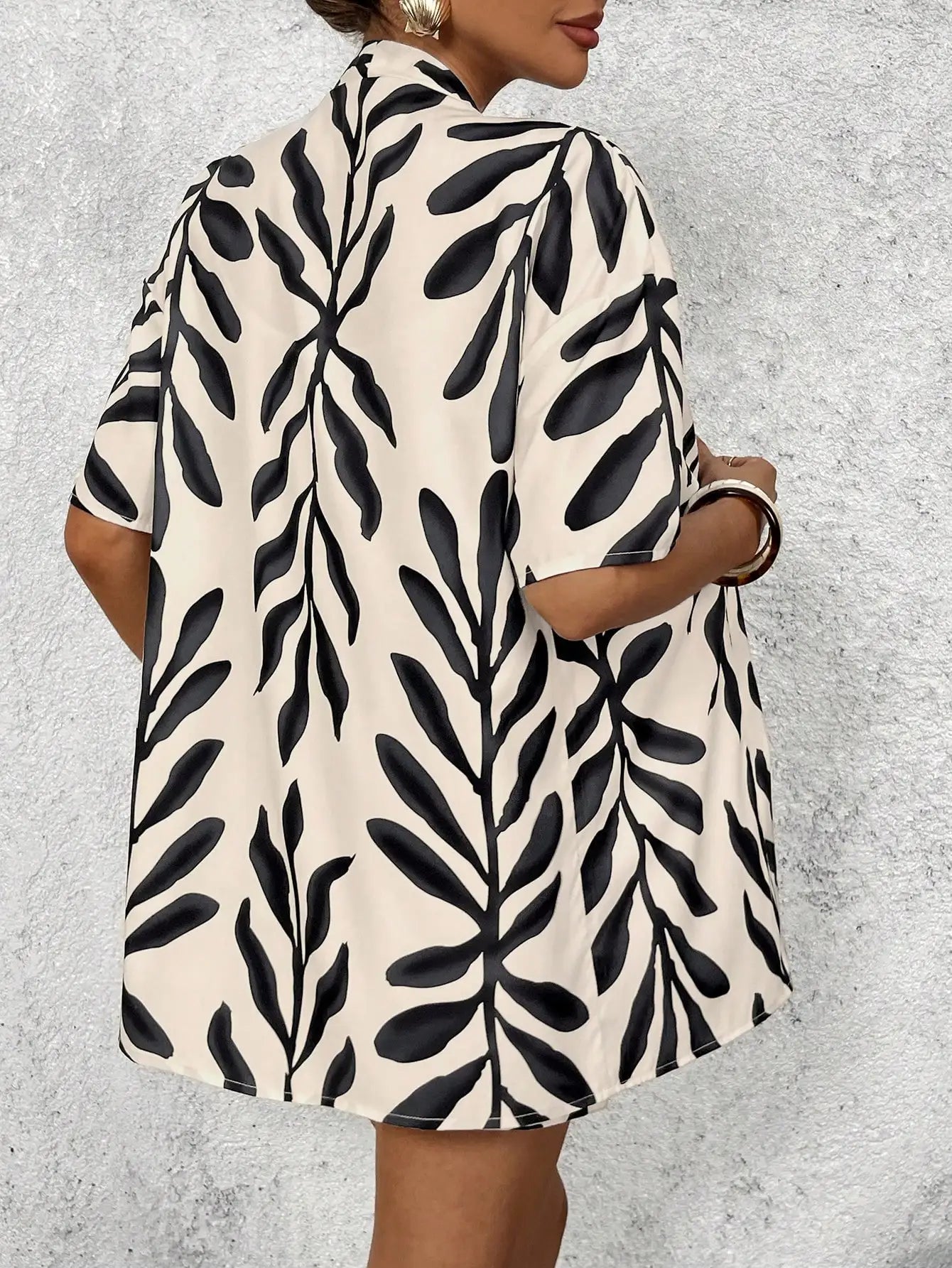 WOMEN'S 2-PIECE CASUAL SET – GEOMETRIC BLOUSE & SHORTS