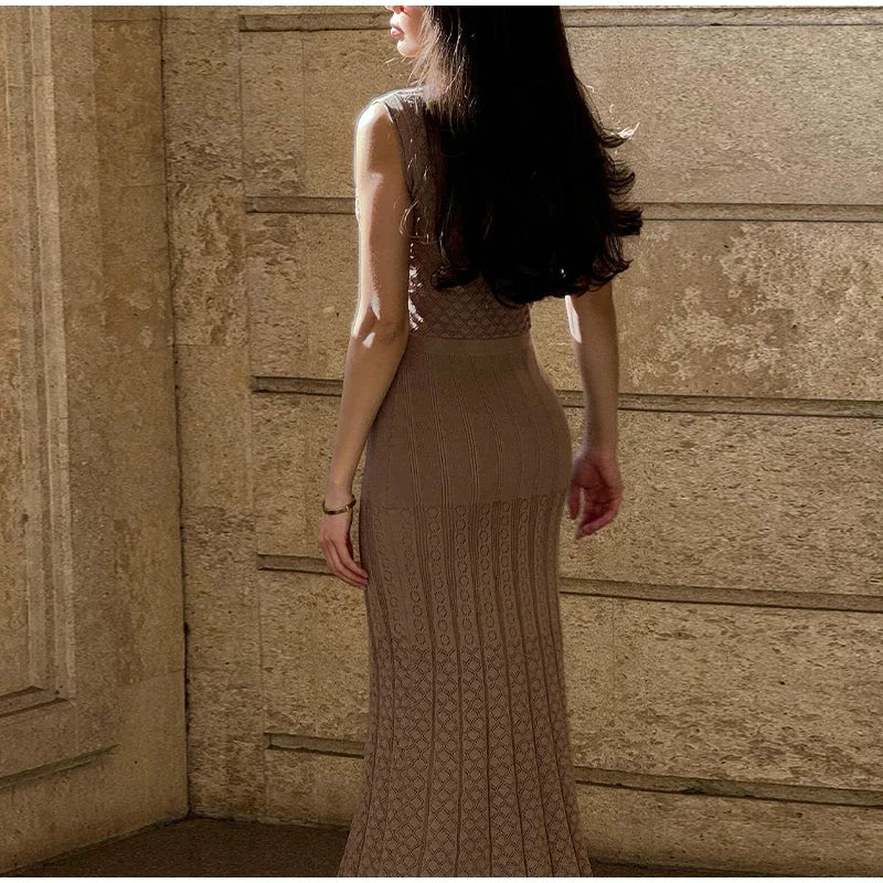 SLEEVELESS KNITTED DRESS WITH ROUND NECK