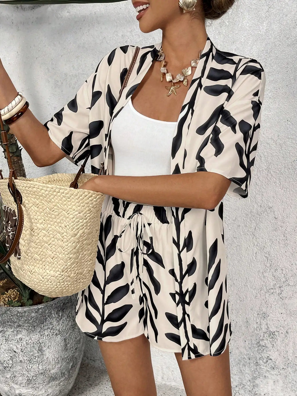 WOMEN'S 2-PIECE CASUAL SET – GEOMETRIC BLOUSE & SHORTS